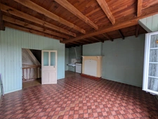 Maison en pierre à rénover : 8 457 m² de terrain et grand bâtiment d'exploitation – Le Teilleul