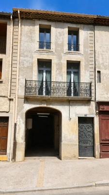 Gignac, situation centrale, maison de village traversante, vue panoramique.