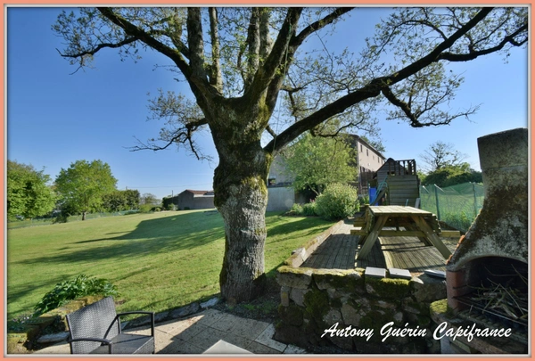  **Longère familiale rénovée avec dépendances et grand terrain – Saint Aubin des Ormeaux 85130**