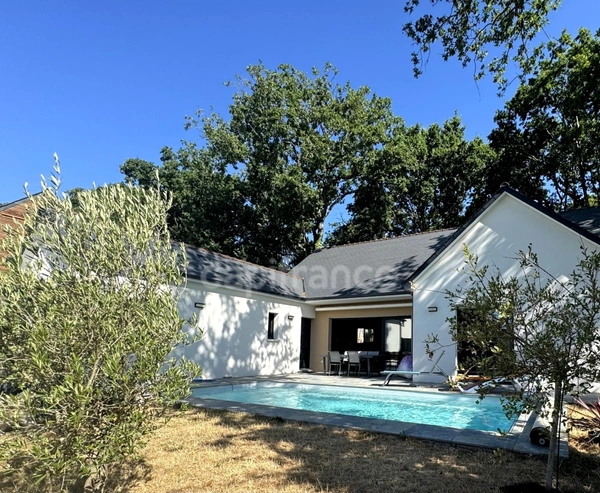 MESQUER - A VENDRE MAISON DE PLAIN-PIED - PROCHE PLAGES ET COMMERCES - PISCINE - 3 CHAMBRES