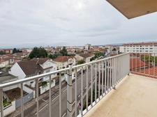 Apartment sold with tenant in place – 2 bedrooms, balcony and elevator – Roanne city center