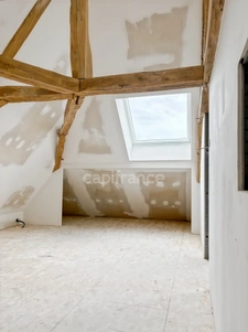 MAISON DE CARACTERE, TOITURE RECENTE, DEPENDANCES ET PROJET PRET A REALISER