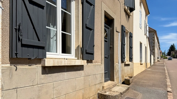 MAISON DE 133 M², TERRAIN CLOS DE 889 M², 4 CHAMBRES, GARAGES ET CAVES