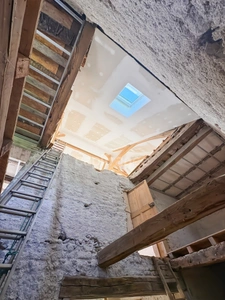 MAISON DE CARACTERE, TOITURE RECENTE, DEPENDANCES ET PROJET PRET A REALISER