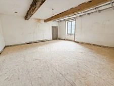 MAISON DE CARACTERE, TOITURE RECENTE, DEPENDANCES ET PROJET PRET A REALISER