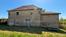 MAISON DE CARACTERE, TOITURE RECENTE, DEPENDANCES ET PROJET PRET A REALISER