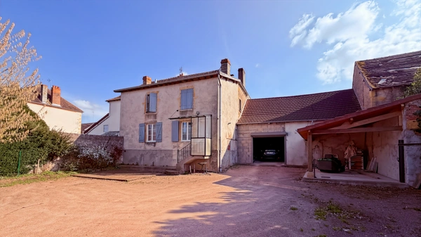 MAISON DE 133 M², TERRAIN CLOS DE 889 M², 4 CHAMBRES, GARAGES ET CAVES
