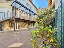MAISON FAMILIALE DE 165M2 + APPARTEMENT INDEPENDANT DE 55M2, TERRASSE, GARAGE DE 135M2, DEPENDANCES ET TERRAIN CLOS DE 909M2