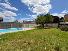 MAISON FAMILIALE DE 143M2, PISCINE, HANGAR DE 300M2 ET TERRAIN CLOS DE 1136M2