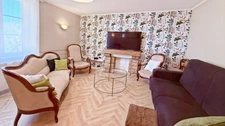 HOUSE OF 133 M², ENCLOSED PLOT OF 889 M², 4 BEDROOMS, GARAGES AND CELLARS