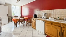 HOUSE OF 133 M², ENCLOSED PLOT OF 889 M², 4 BEDROOMS, GARAGES AND CELLARS