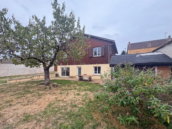 MAISON FAMILIALE DE 143M2, PISCINE, HANGAR DE 300M2 ET TERRAIN CLOS DE 1136M2