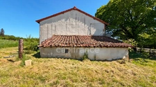 MAISON DE CARACTERE, TOITURE RECENTE, DEPENDANCES ET PROJET PRET A REALISER