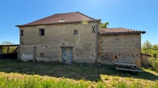 MAISON DE CARACTERE, TOITURE RECENTE, DEPENDANCES ET PROJET PRET A REALISER