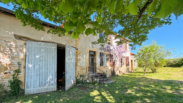 MAISON DE CARACTERE, TOITURE RECENTE, DEPENDANCES ET PROJET PRET A REALISER