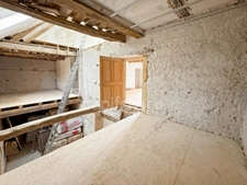 MAISON DE CARACTERE, TOITURE RECENTE, DEPENDANCES ET PROJET PRET A REALISER