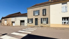 MAISON DE 133 M², TERRAIN CLOS DE 889 M², 4 CHAMBRES, GARAGES ET CAVES