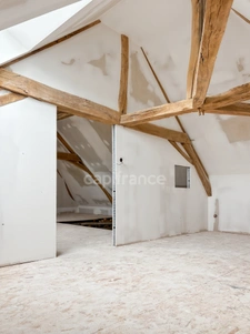 MAISON DE CARACTERE, TOITURE RECENTE, DEPENDANCES ET PROJET PRET A REALISER