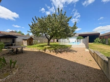 MAISON FAMILIALE DE 143M2, PISCINE, HANGAR DE 300M2 ET TERRAIN CLOS DE 1136M2