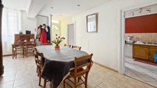 HOUSE OF 133 M², ENCLOSED PLOT OF 889 M², 4 BEDROOMS, GARAGES AND CELLARS