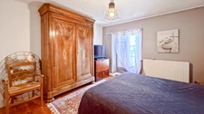 HOUSE OF 133 M², ENCLOSED PLOT OF 889 M², 4 BEDROOMS, GARAGES AND CELLARS