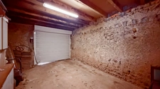 HOUSE OF 133 M², ENCLOSED PLOT OF 889 M², 4 BEDROOMS, GARAGES AND CELLARS