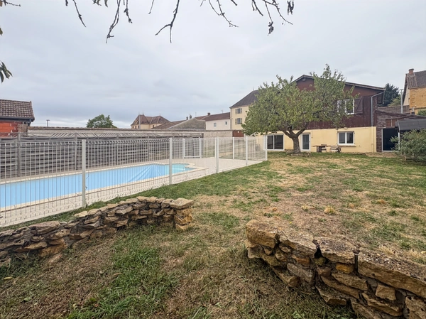 MAISON FAMILIALE DE 143M2, PISCINE, HANGAR DE 300M2 ET TERRAIN CLOS DE 1136M2