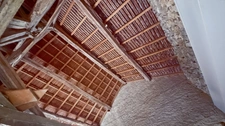 HOUSE OF 133 M², ENCLOSED PLOT OF 889 M², 4 BEDROOMS, GARAGES AND CELLARS