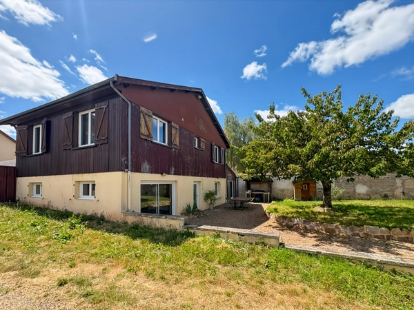 MAISON FAMILIALE DE 143M2, PISCINE, HANGAR DE 300M2 ET TERRAIN CLOS DE 1136M2