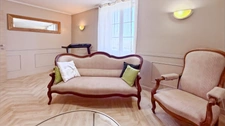 HOUSE OF 133 M², ENCLOSED PLOT OF 889 M², 4 BEDROOMS, GARAGES AND CELLARS