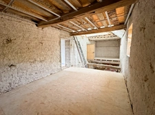 MAISON DE CARACTERE, TOITURE RECENTE, DEPENDANCES ET PROJET PRET A REALISER