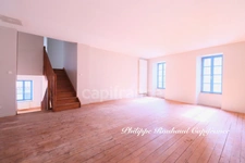 Ensemble Immobilier d'Exception : Commerce et Locatif au Cœur d'une Cité de Caractère (220 m²)