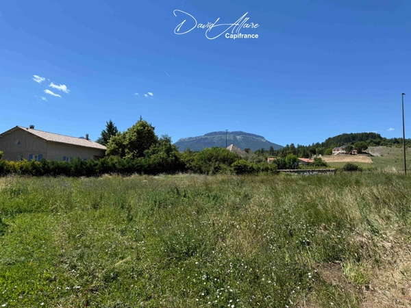Terrain constructible à vendre de 747,00 m² à TALLARD (05)