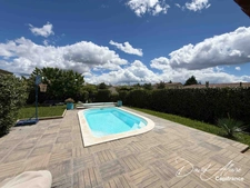 Maison à vendre 4 pièces Garage Piscine Cuisine d'été LARAGNE MONTEGLIN (05)