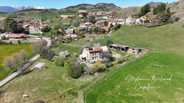 Propriete à vendre 9 pièces JARJAYES (05) dépendances zone touristique 1,8 hectare