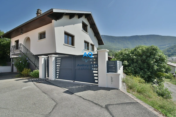 VALSERHÔNE (01) – Maison 6 pièces 142 m² – Vue montagne – 570 m² de terrain – Sous-sol complet