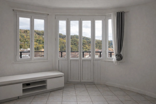 VALSERHÔNE – Appartement 5 pièces de 107,35 m² Carrez (119,20 m² au sol) – Centre-ville