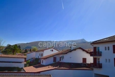 Appartement à vendre 2 pièces centre ASCAIN (64)avec magnifique vue sur la Rhune et les montagnes depuis le balcon