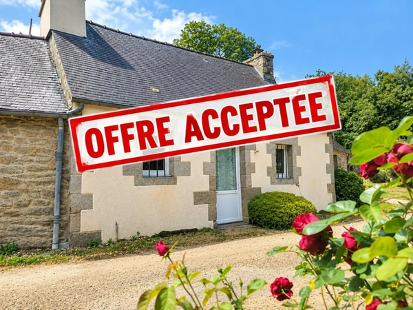 À VENDRE – LONGÈRE EN PIERRE AU CALME, À DEUX PAS DE LA FORÊT DE HUELGOAT LOCMARIA-BERRIEN 