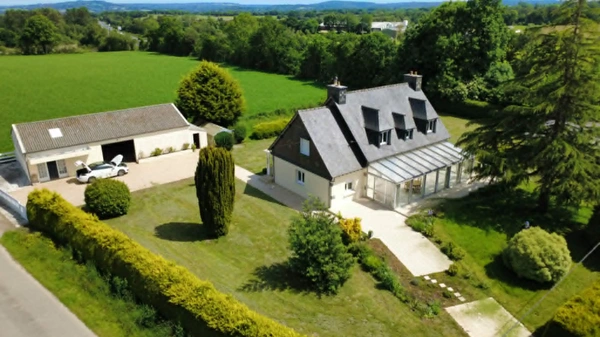 Propriété néo-bretonne avec véranda, hangar et fort potentiel idéalement situé 