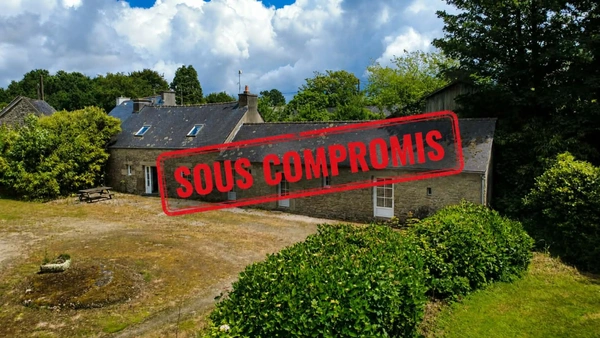  Maison entièrement rénovée | + de 3 hectares | 4 dépendances | Au cœur des Monts d'Arrée