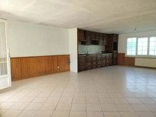 Propriété néo-bretonne avec véranda, hangar et fort potentiel idéalement situé 