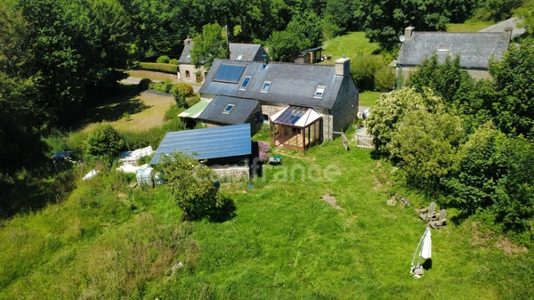 Maison en pierre – 2 500 m² de terrain – Calme absolu et nature 