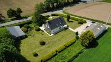 Propriété néo-bretonne avec véranda, hangar et fort potentiel idéalement situé 