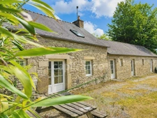  Maison entièrement rénovée | + de 3 hectares | 4 dépendances | Au cœur des Monts d'Arrée