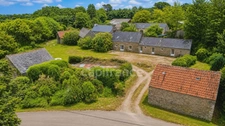  Maison entièrement rénovée | + de 3 hectares | 4 dépendances | Au cœur des Monts d'Arrée