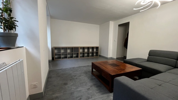 Coup de cœur centre Modane  T3 rénové, balcon, grenier, cour privée