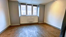 Coup de cœur centre Modane  T3 rénové, balcon, grenier, cour privée