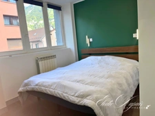 Coup de cœur centre Modane  T3 rénové, balcon, grenier, cour privée