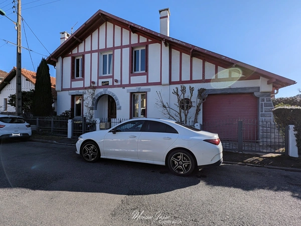 Lourdes – Maison de caractère style basque, modulable, idéale pour un projet familial ou locatif.